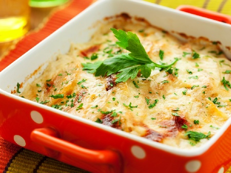 Бърза и вкусна запеканка с картофи, сирене, кашкавал, пресен лук, кисело мляко и яйца на фурна - снимка на рецептата Бърза и вкусна запеканка с картофи, сирене, кашкавал, пресен лук, кисело мляко и яйца на фурна - снимка на рецептата